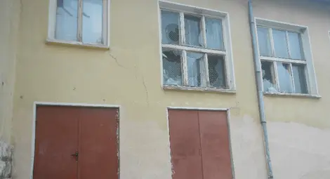 Ученик потрошил стъклата на цял физкултурен салон за забавление