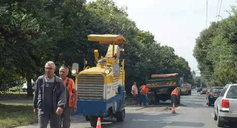 Голямата офанзива вчера беше на бул.&ldquo;Съединение&ldquo;.  Снимка: Красимир СТОЯНОВ