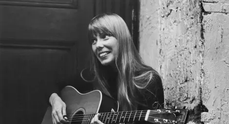 Джони Мичъл е загубила гласа си след аневризма