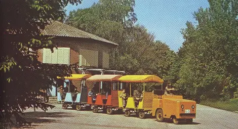 Залата на смеха се вижда на заден план във фотоалбум от 1985 г., когато работи и влакчето за разходка. Въртележката със самолетчетата е публикувана в друг фотоалбум от 1982 г. Предполагаемите фотографи от епохата са Григор Богданов и Евгени Дюлгеров. Репродукциите са предоставени любезно на &bdquo;Утро&ldquo; от архива на г-н Йовчо Стоянов.
