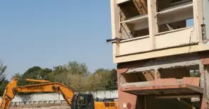 Разчистват терена на бившия завод „Петър Караминчев“ за нов собственик