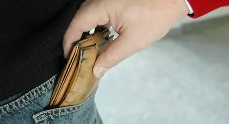 Двама крадци в магазини задържани от продавачите