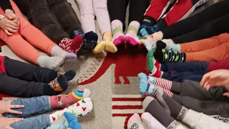 Деца и учители от русенската ДГ "Зора" подкрепиха "слънчевите деца"