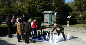 Шах на открито играят  в центъра на Ценово