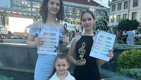 Възпитанички на Вили Икономов с призови места от международен фестивал за песен