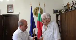 Художникът Стефан Кацаров със златна значка за 80-ия си юбилей