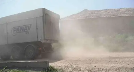 Облаци прах от тежки камиони всеки ден измъчват жители на Бяла