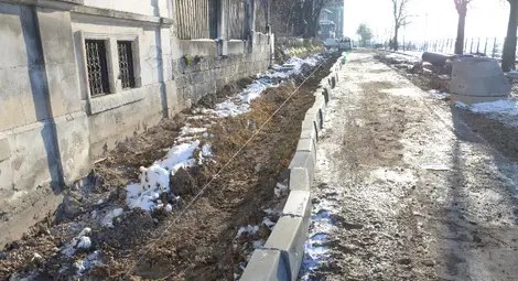 По левия тротоар се виждат стърчащи железа, но неговият ремонт все още не е завършен. Снимка: Бисер ТОДОРОВ