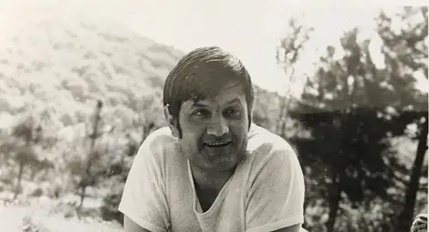 &bdquo;Пиша със стих грапав, дори некрасив, но така се изплаквам и оставам жив!&ldquo;