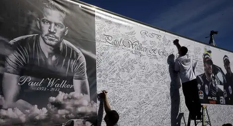 10 000 души почетоха паметта на Пол Уокър на мястото на катастрофата /видео/