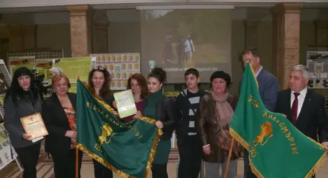 Връчиха на музея копия на знамето на юначната Червеноводска чета