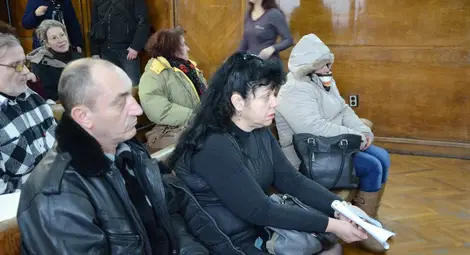 Подсъдимите за кражбите от музея в Бяла в съдебната зала. Тошко Станев /на малката снимка/ е на втория ред. 						          Снимки: ИМ - Бяла и архив &bdquo;Утро&ldquo;