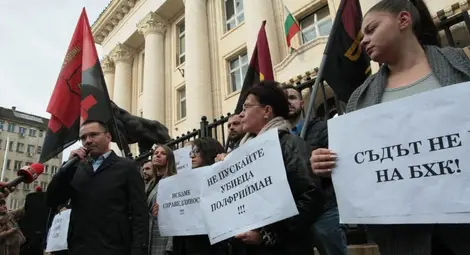 Докато магистратите заседаваха, пред сСъдебната палата се проведе протест с искане Полфрийман да не бъде освобождаван.