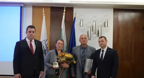 Родителите на Иван Томов - Валентина и Юри Томови, заедно с председателя на ОбС Иво Пазарджиев и кмета Пенчо Милков. Снимка: Община Русе