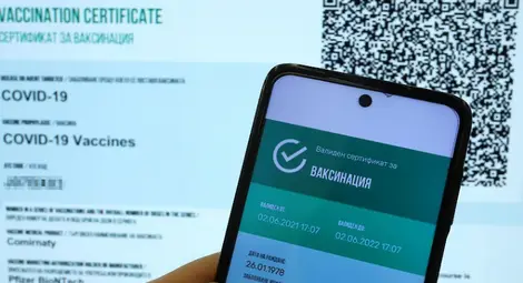 Гърци купуват в България за 300 евро фалшиви сертификати за ваксинация Гърци купуват в България за 300 евро фалшиви сертификати за ваксинация