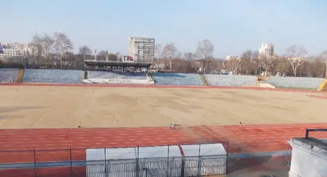 Отвисоко теренът в жълто изглежда равен, но отблизо далеч не е така.