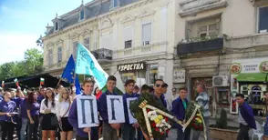 Празнично шествие сложи точка на патронния празник на Строителния