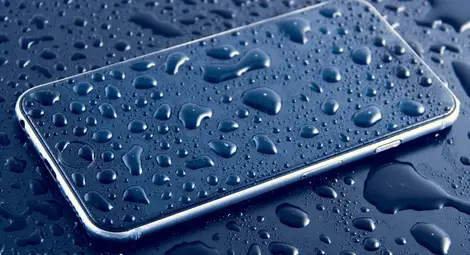Как да спасим телефона си, ако се намокри