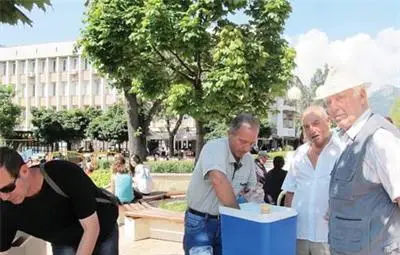 Метеоролог раздаде 700 сладоледа, протестира срещу простаците