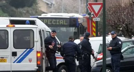 Бесни французи линчуваха наш крадлив циганин