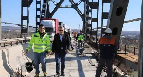 По искане на областния управител на Русе Орлин Пенков започва спешен ремонт на асфалтовата настилка по Дунав мост&nbsp;в последния участък на съоръжението&nbsp;