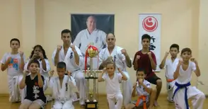 Инструктор от Канада тренира каратистите на „Русе“