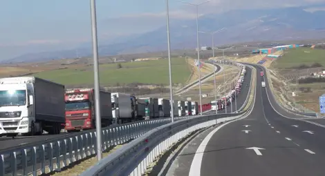 Спират тировете по всички магистрали през лятото
