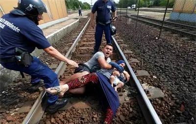 Как унгарската полиция спря влак за Австрия, за да свали бежанците /галерия/