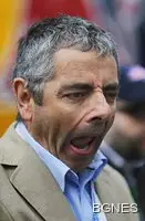 Мистър Бийн се успокоява с лъскав Мерцедес