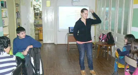 Студентка обучава малки програмисти в русенската библиотека