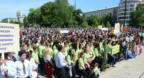 &bdquo;Върви, народе възродени&ldquo; събра на площада стотици малки и големи