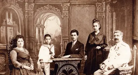 Ген. П. В. Бърнев със семейството си - съпругата му Златка Михайлова и трите им деца, Вичо, Михаил и Ефросина (от ляво надясно), в русенско фотоателие през пролетта на 1918 г. (от фонд на НВИМ-София, VIII-621, непубликувана).