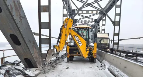 Премахнати са бордюри и стоманени плочи при основния ремонт на Дунав мост при Русе