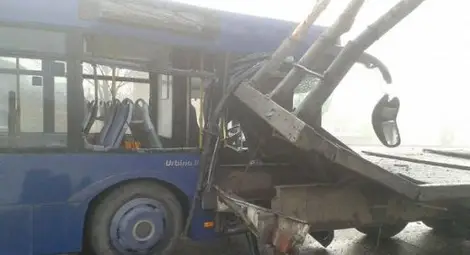 Жесток удар на автобус в камион заради мъгла