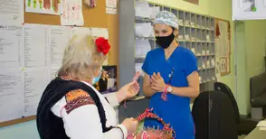 Баба Марта върза над  800 мартеници в „Медика“