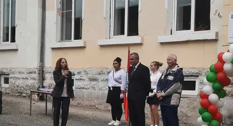 Д-р Марияна Георгиева и проф. Георги Георгиев връчват инсигниите на почетното звание &bdquo;Почетен гражданин на Поликрайще&ldquo; г-н Огнян Стоянов.