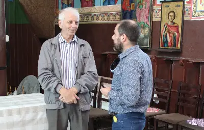 Проф. д-р Георги Георгиев (вляво) разказва на д-р Густаво Гергофф историята на църквата &bdquo;Св. Вмчца Марина&ldquo;.