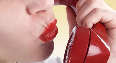 Жена на протест за шокираща телефонна сметка. Оператор: Търсен е еротичен номер