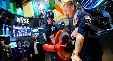 Капитан Америка на гости на Нюйоркската борса