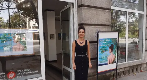 Младата художничка пред изложбената зала, в която очаква посетители и цени всяко тяхно мнение.   Снимки: Авторът