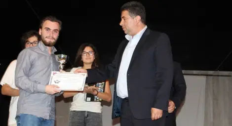 Галин Григоров връчва една от наградите на фестивала. Снимка: ОА