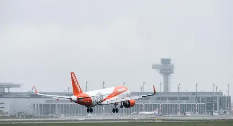 В деня на откриването на летището, 31 октомври, самолети само кацаха, като тази машина на "Изиджет". От 1 октомври вече и излитат