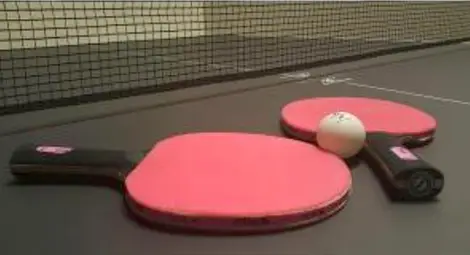 Как правилно се изпълнява сервис при тенис на маса?