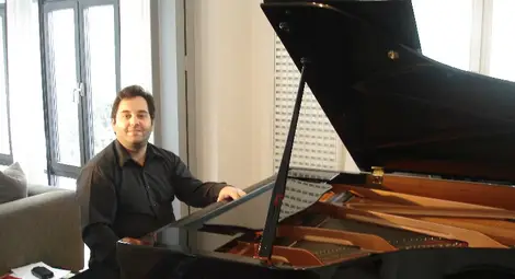 Пианистът Георгиос Филаделфевс  празнува 20 години на сцената