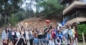 Младежи правиха музикални инструменти от отпадъци