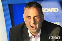 Фенове на Левски прекъснаха представянето на Петев и го изгониха