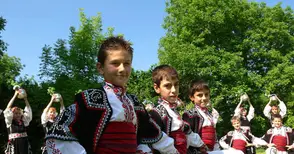 Бъдещи моряци и малки ученици се улавят на голямо право хоро