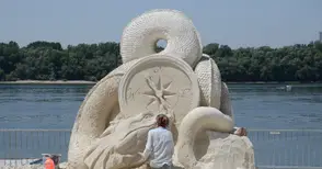 Откриватели и приказни мотиви от пясък остават на кея цяло лято