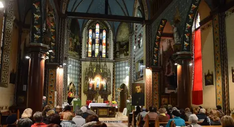 Витраж с лика на блажения монсеньор  Босилков откриха в католическия храм