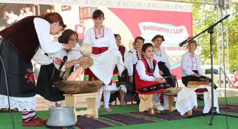 „Обичаите по нашенски“ събира в в Новград се очаква близо 500 самодейци от страната „Обичаите по нашенски“ събира в в Новград се очаква близо 500 самодейци от страната